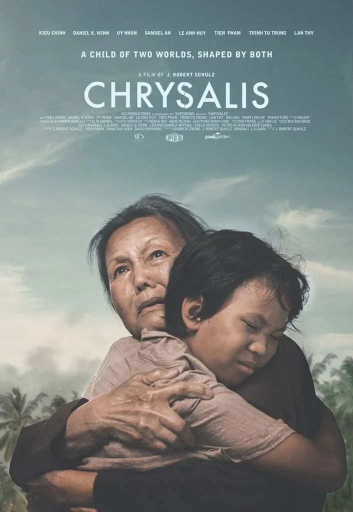 Kiều Chinh trong vai Bà Nội Hương bên Cu Đen (Nguyễn Vũ Uy Nhân) trong Chrysalis - Mãi Nợ Một Lời Tạm Biệt.