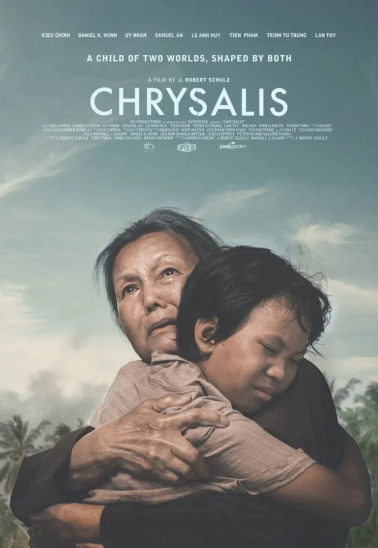 Kiều Chinh trong vai Bà Nội Hương bên Cu Đen (Nguyễn Vũ Uy Nhân) trong Chrysalis - Mãi Nợ Một Lời Tạm Biệt.